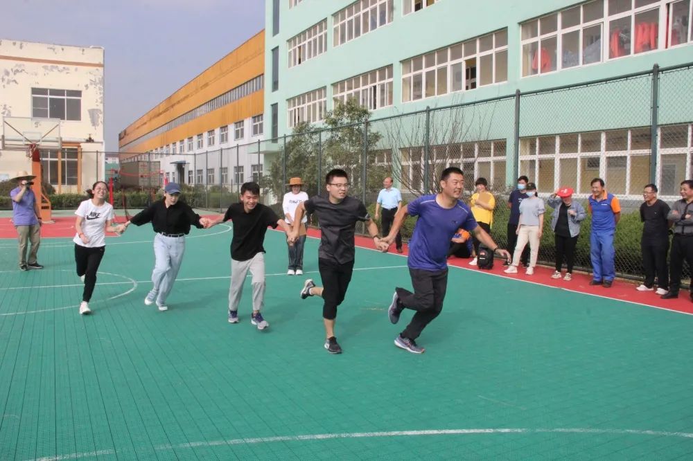 公司举行“庆国庆”趣味运动会
