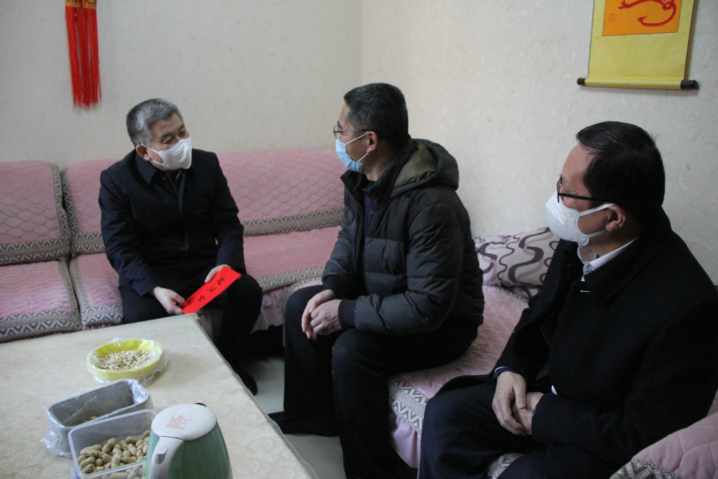 市委常委、副市长贾刚走访慰问公司困难职工 市委常委、副市长贾刚走访慰问公司困难职工